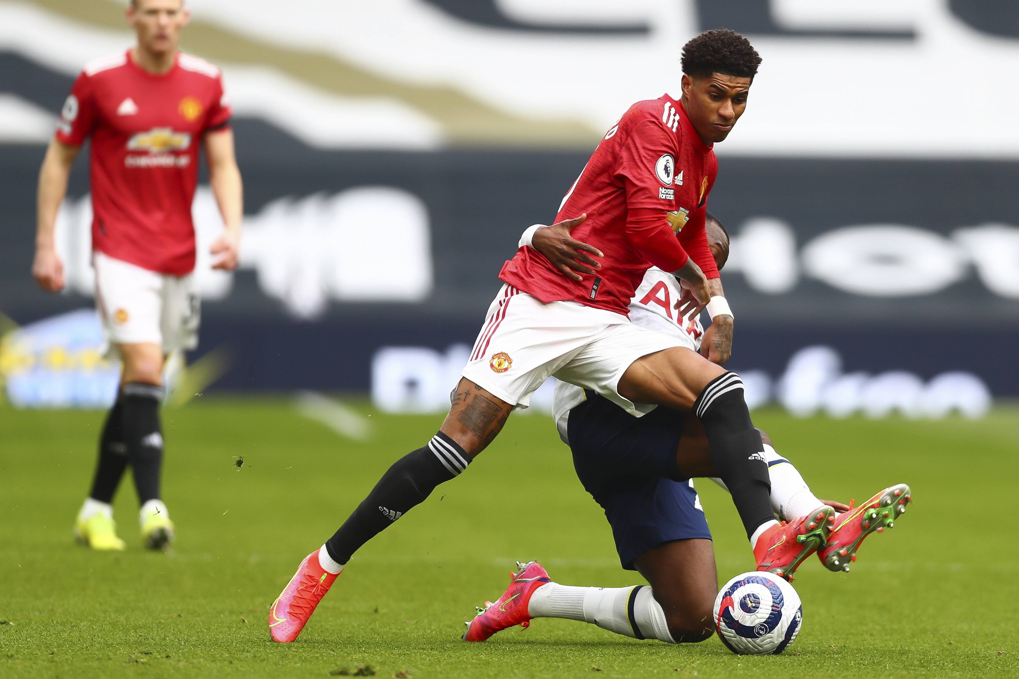 ⚽英超战报：塞塞尼翁闪击，穆尼兹破门，富勒姆2-1力克狼队.