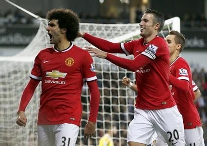 詹姆斯凌晨飞抵上海！现场画面曝光：球迷热情高呼LBJ 疯狂追车